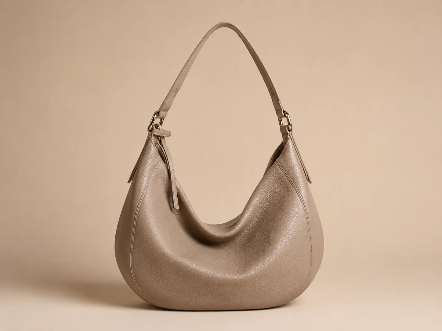 کیف هوبو (Hobo Bag) چیست و چه تفاوتی با توت بگ و کیف دوشی دارد؟ 2 کیف هوبو